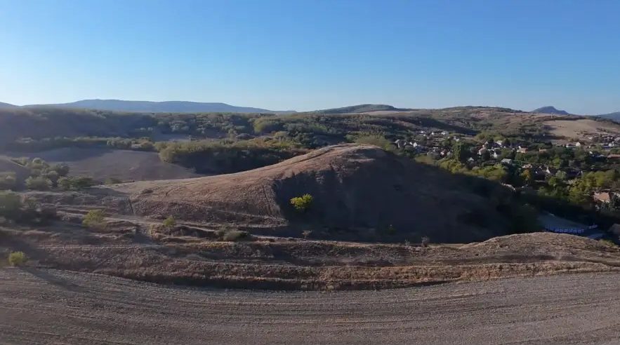 Panoráma a gerecsei dombokról egy kis faluval