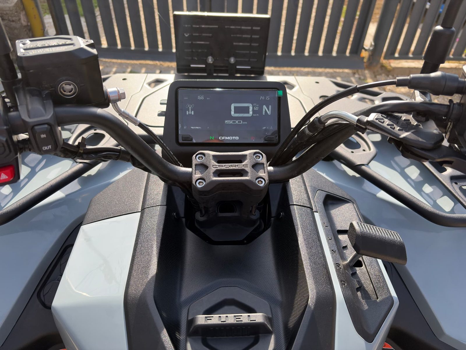 A CFMOTO quad kormánya és digitális műszerfala